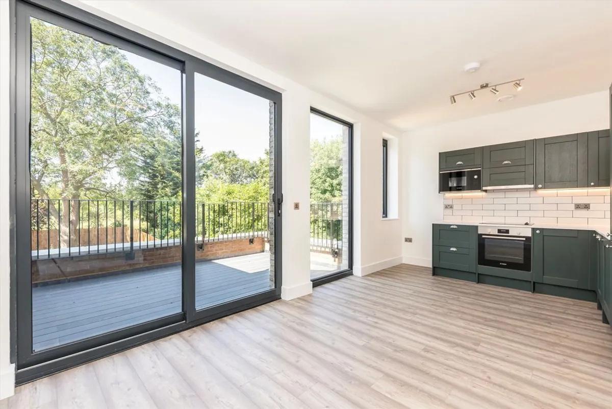 Flat Rosemont Road in Greater London