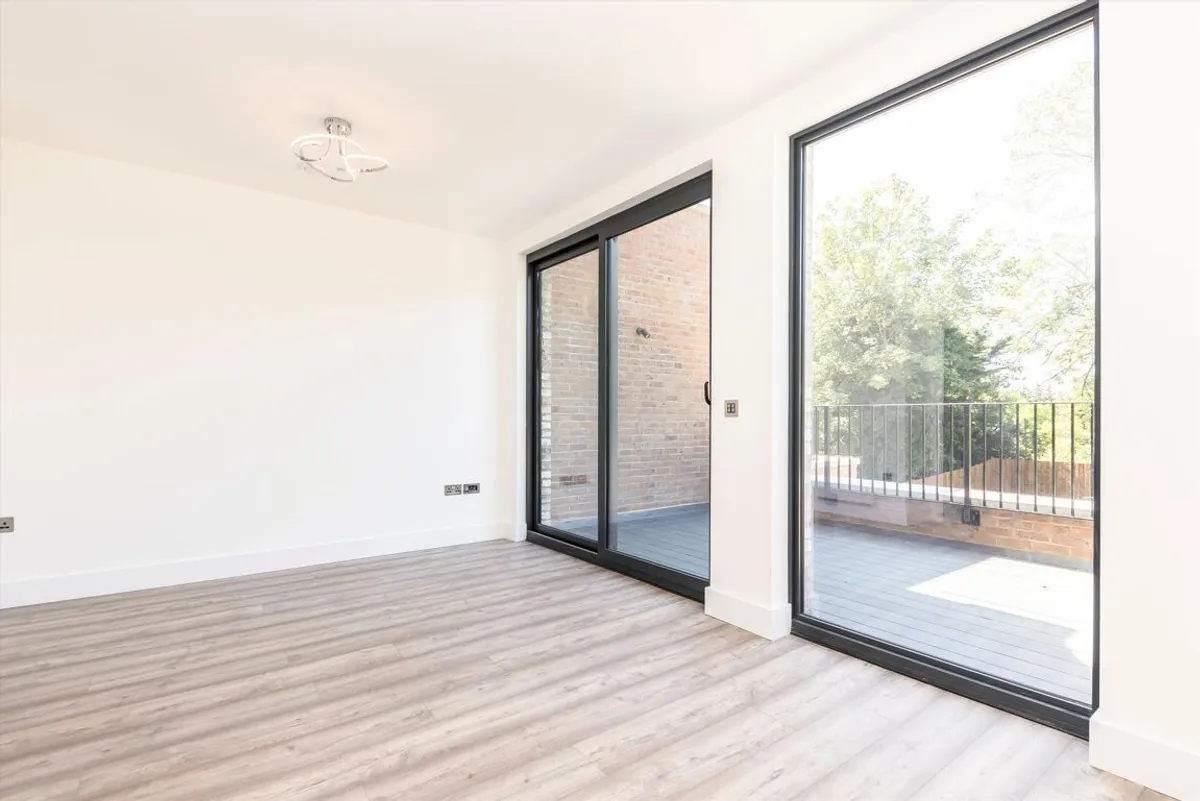 Flat Rosemont Road in Greater London