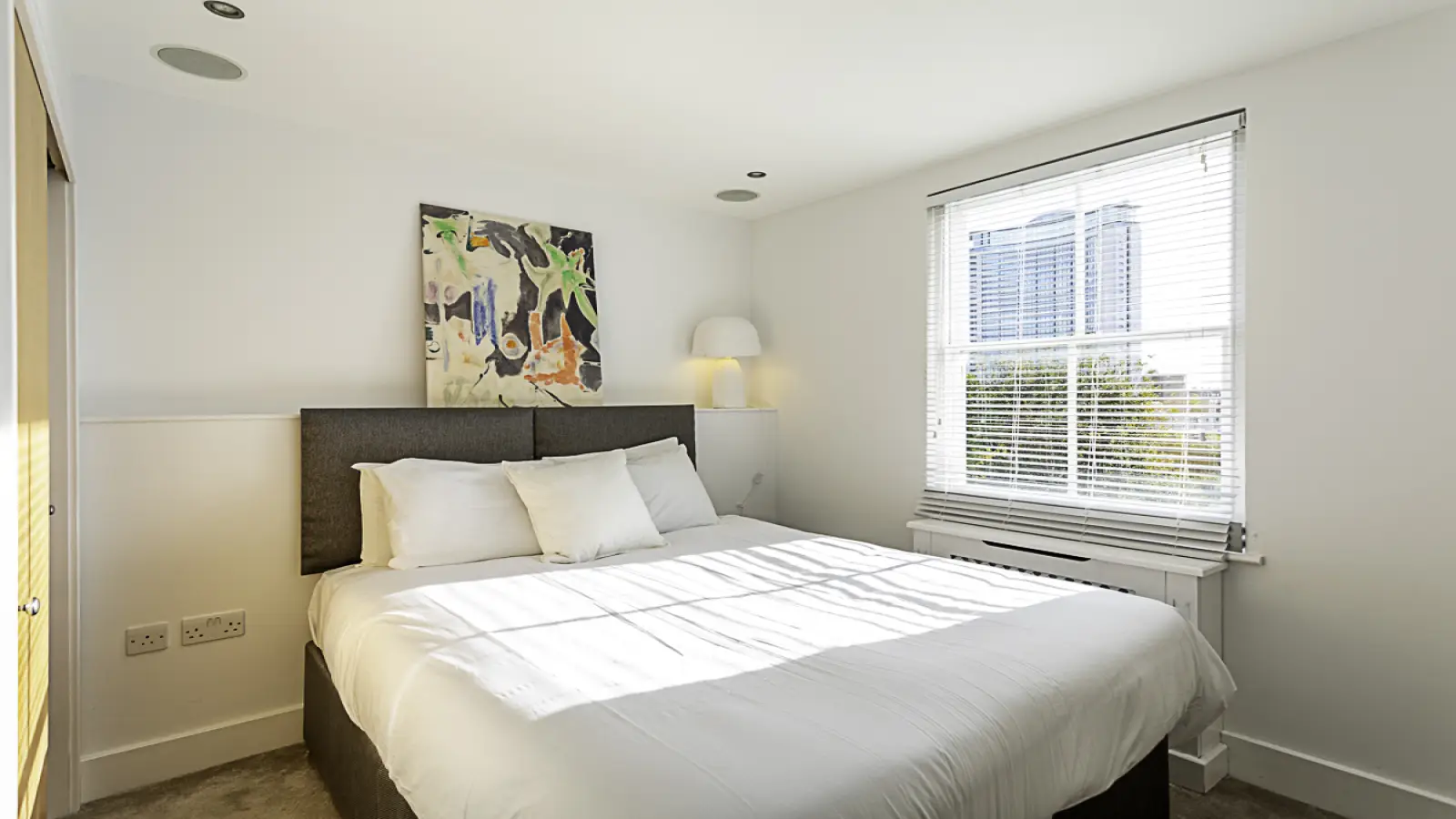Flat Aisgill Avenue in Greater London