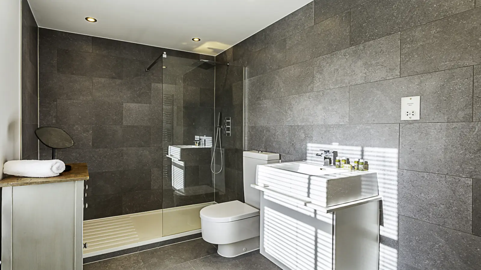 Flat Aisgill Avenue in Greater London