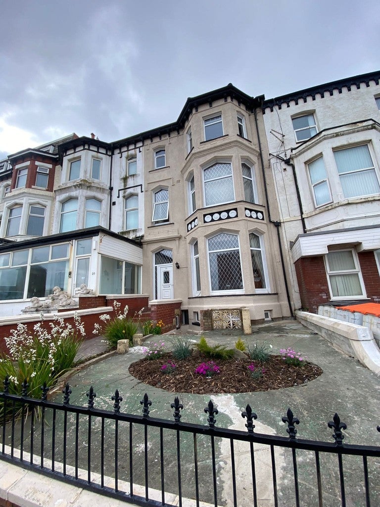 Flat Wilton Parade in Blackpool