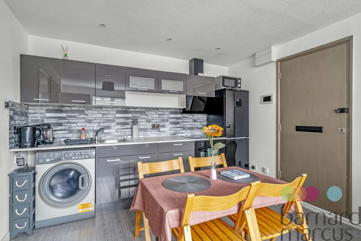 Flat Willoughby Lane in Greater London