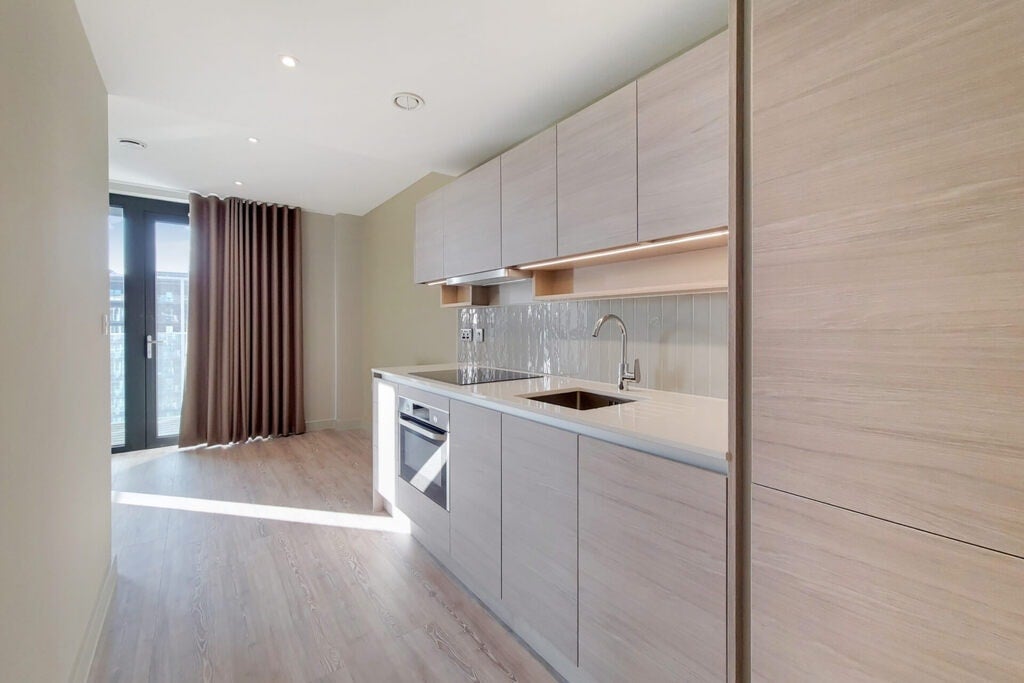 Flat Olympic Way in Greater London