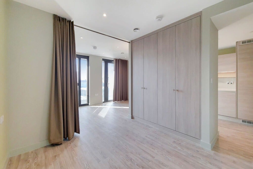 Flat Olympic Way in Greater London