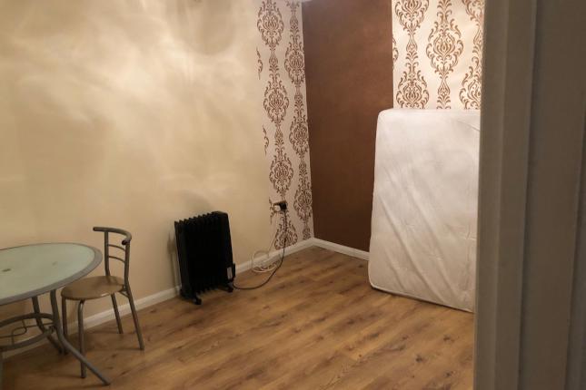 Room Long Lane in Greater London
