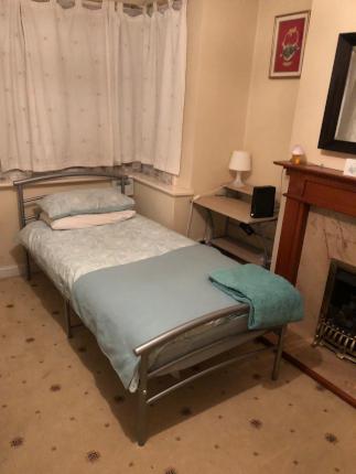 Room Long Lane in Greater London