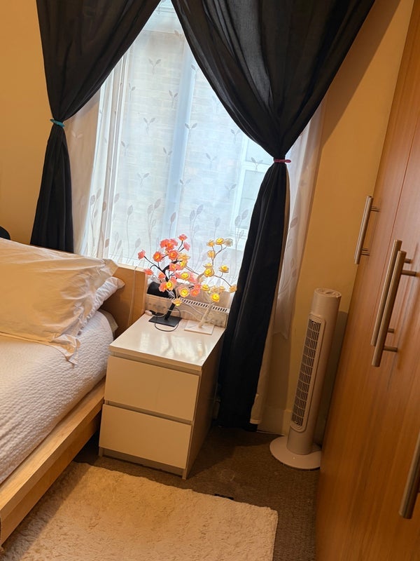Room Bowes Road in Greater London
