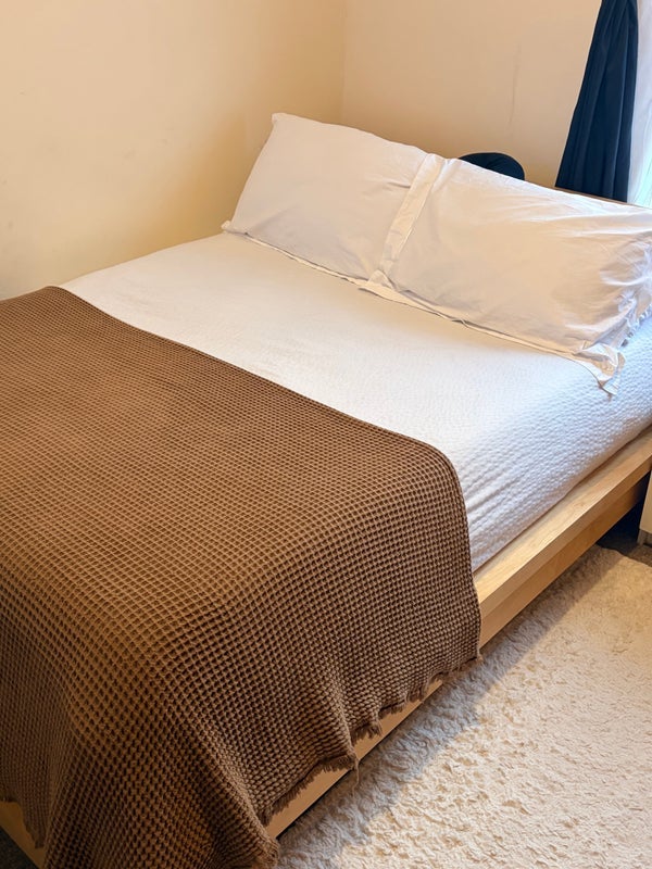 Room Bowes Road in Greater London