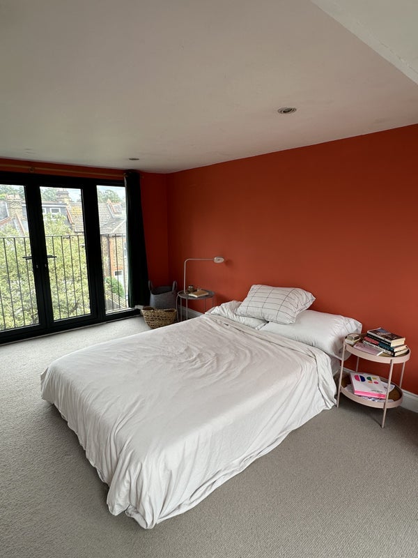 Room Elphinstone Road in Greater London