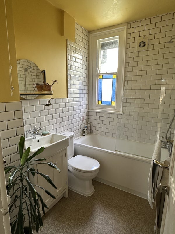 Room Elphinstone Road in Greater London