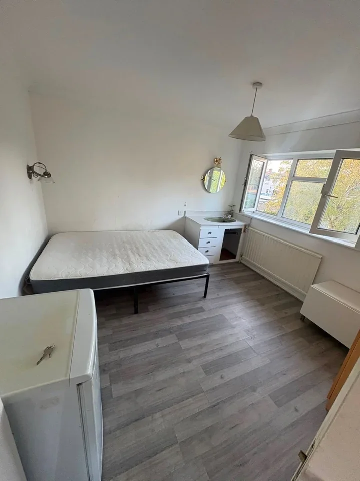 Room Speart Lane in Greater London