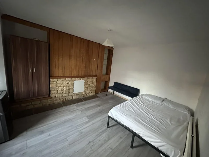 Room Speart Lane in Greater London