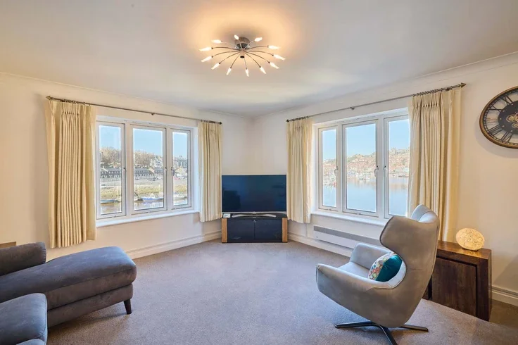 Flat Whitehall Landing in Whitby