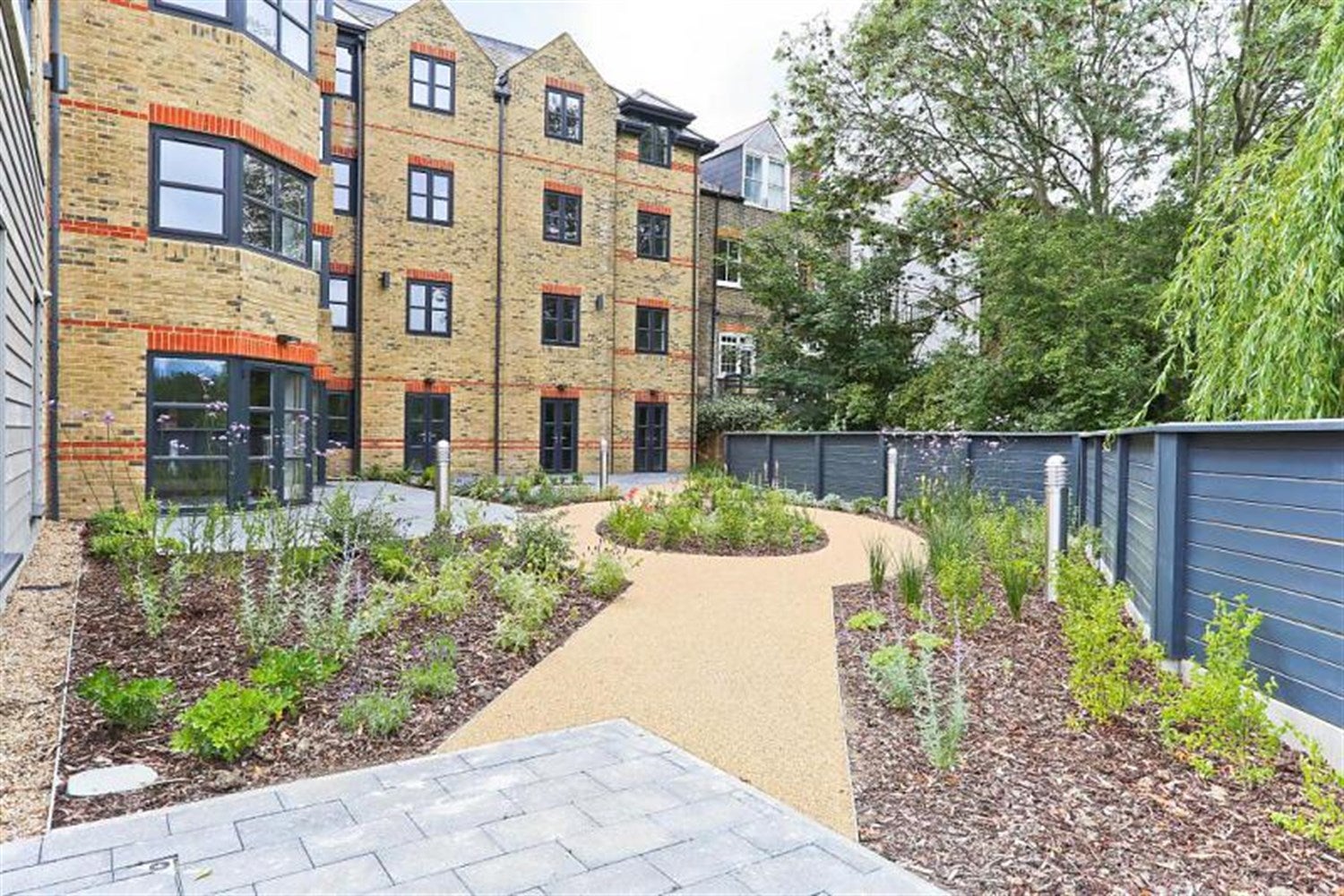 Flat Knollys Road in Greater London