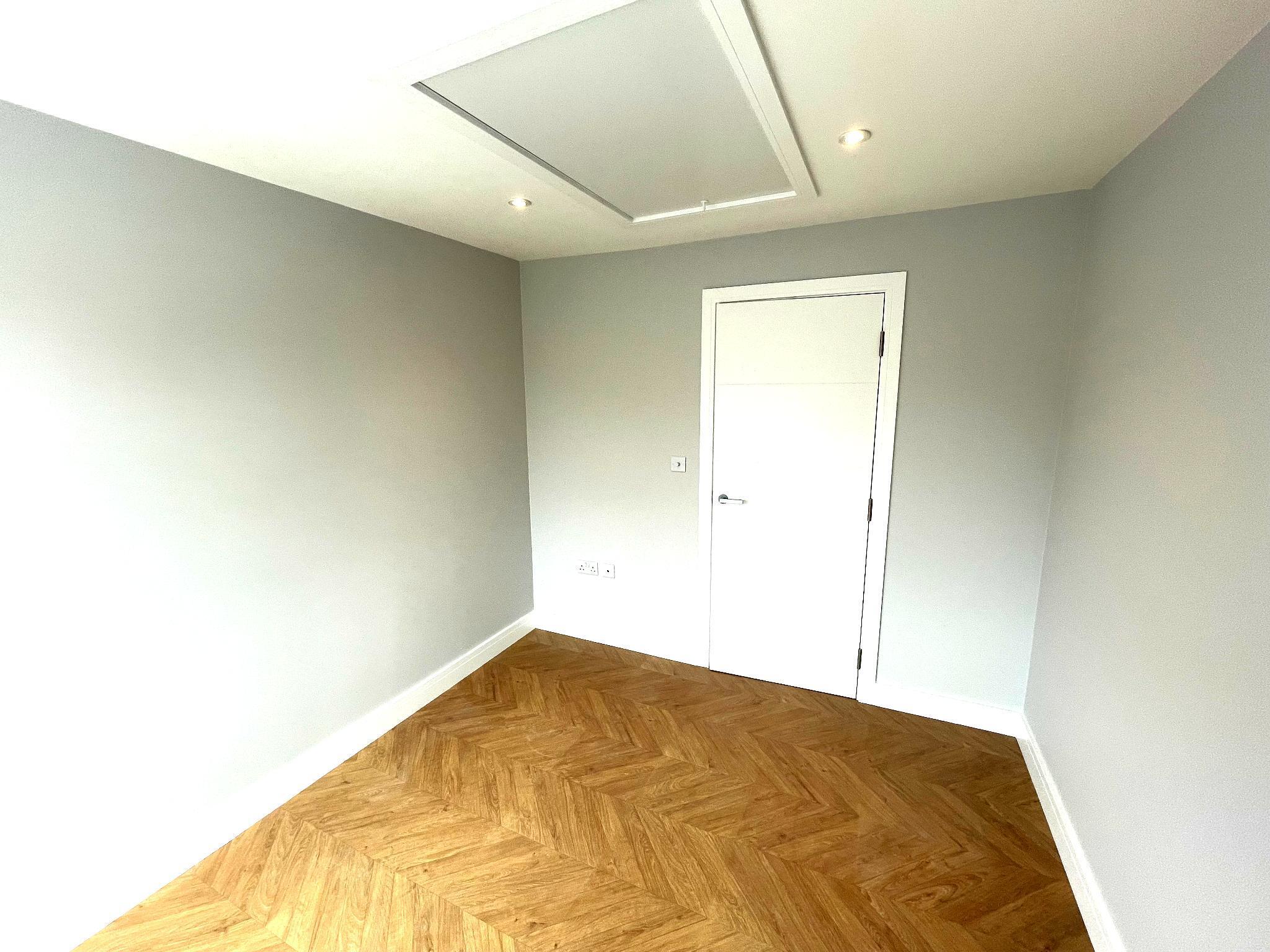 Flat Halons Road in Greater London