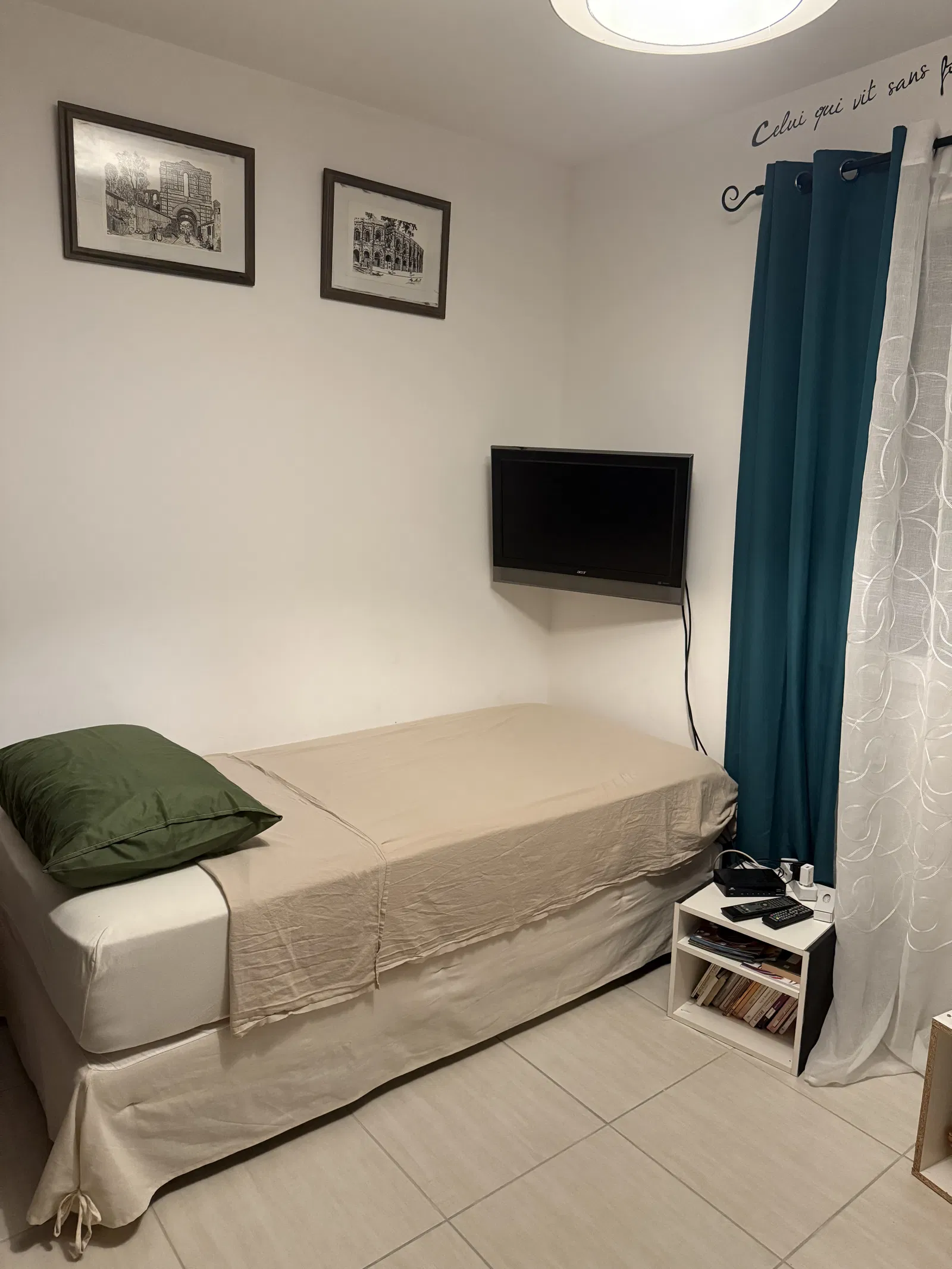 Room Avenue Henri Barbusse in Saint-Chamas