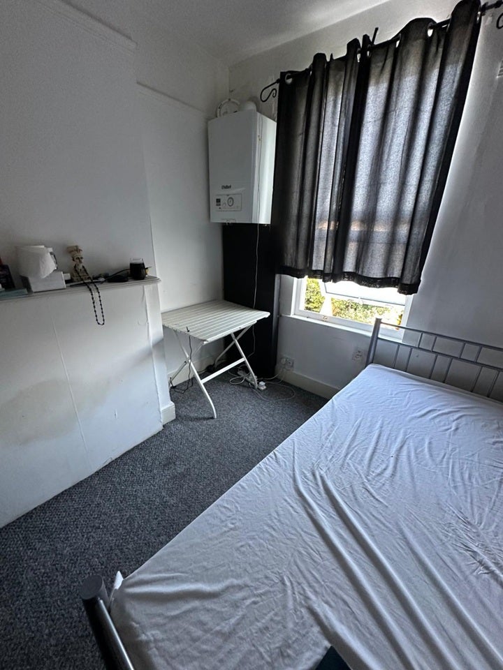 Room Shrubland Road in Greater London
