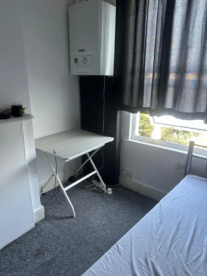 Room Shrubland Road in Greater London