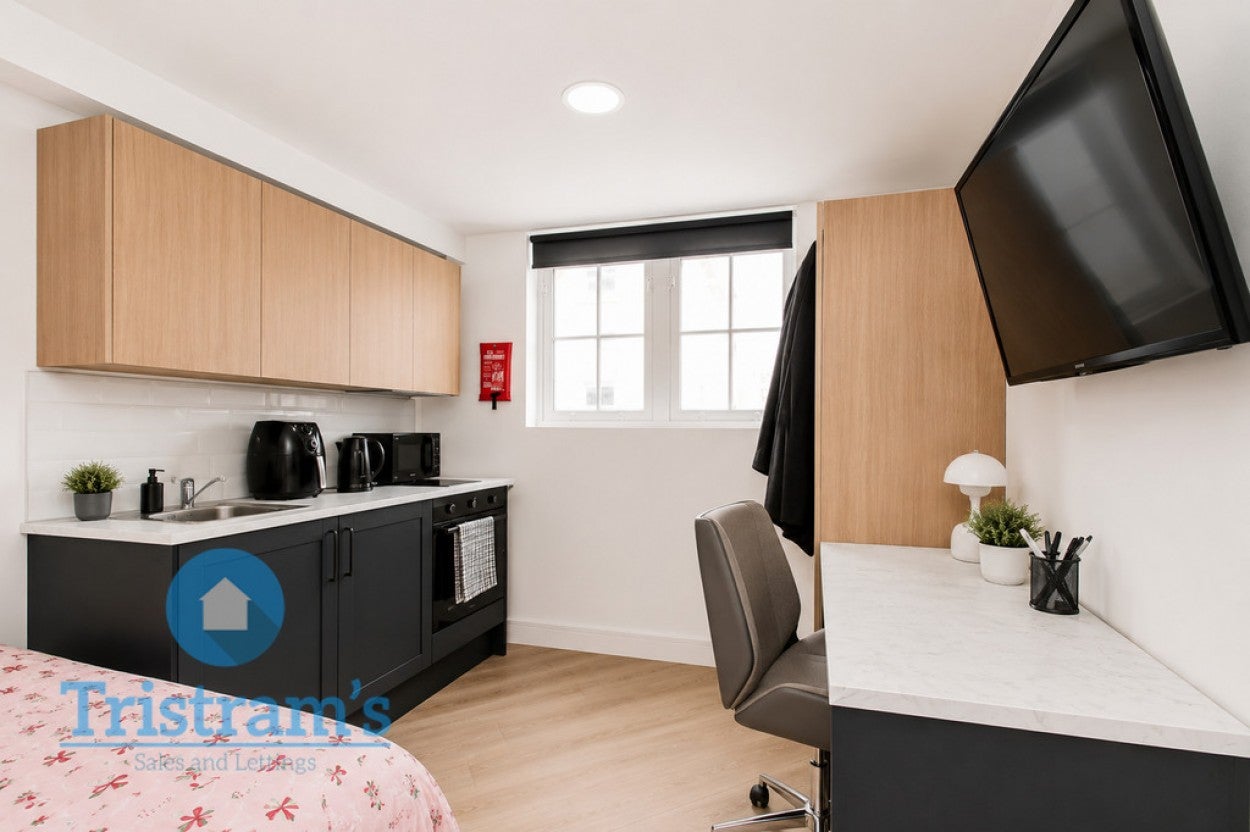 Room Johnson Road in Nottingham