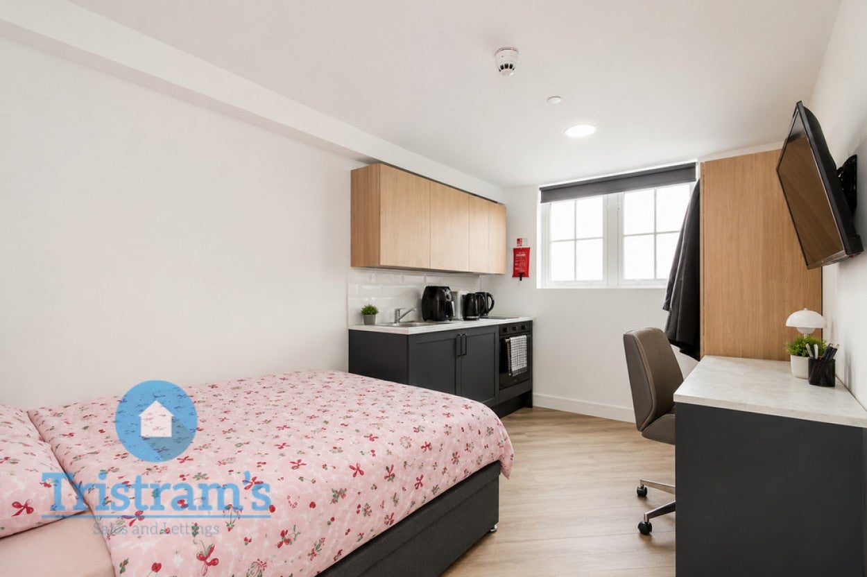 Room Johnson Road in Nottingham