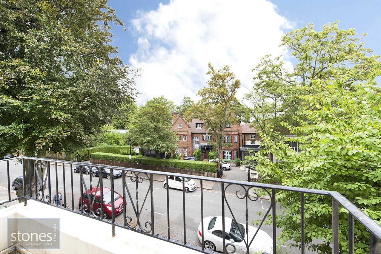 Flat Belsize Square in Greater London