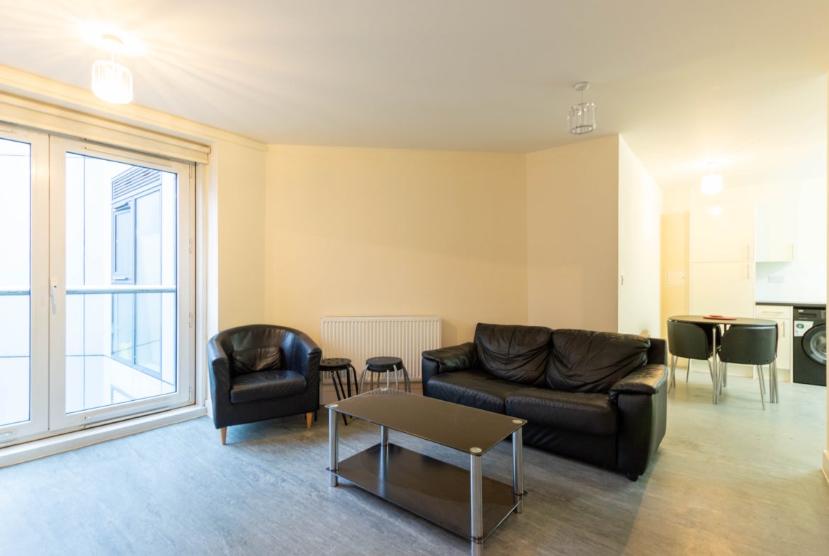 Flat Leonard Circus in Greater London