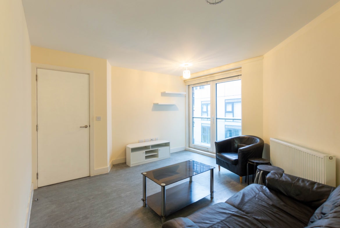Flat Leonard Circus in Greater London