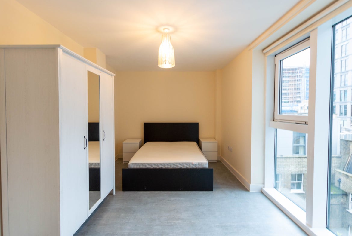 Flat Leonard Circus in Greater London