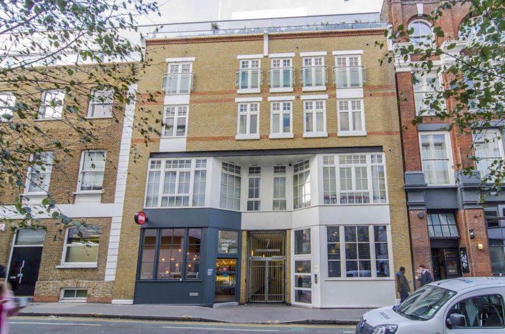 Flat Leonard Circus in Greater London