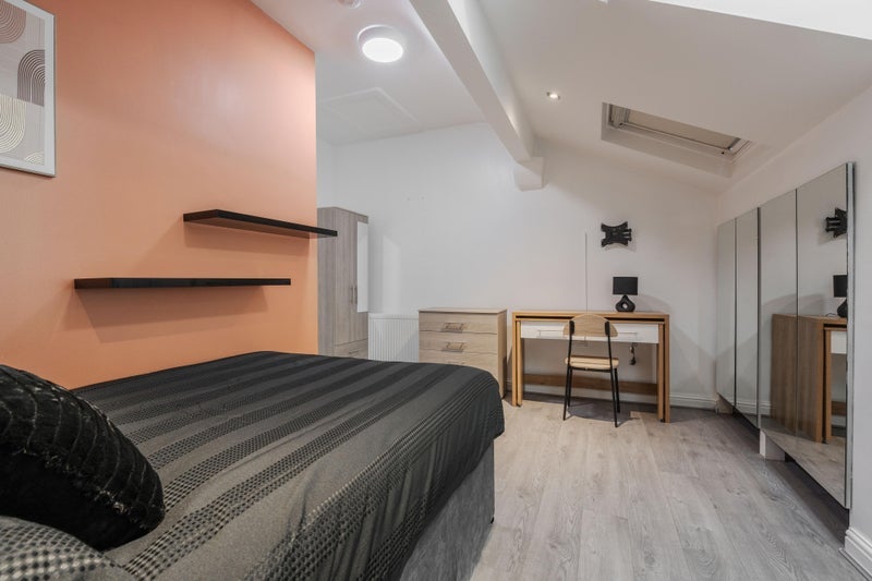 Room Platt Lane in Manchester