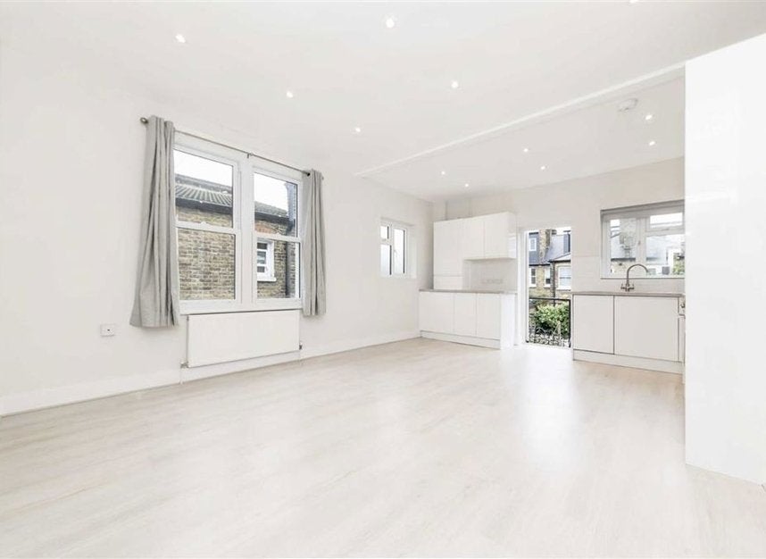 Flat Ashleigh Road in Greater London