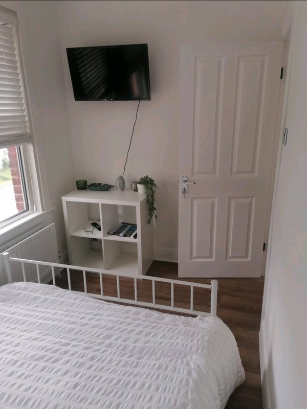 Room Lower Road in Greater London