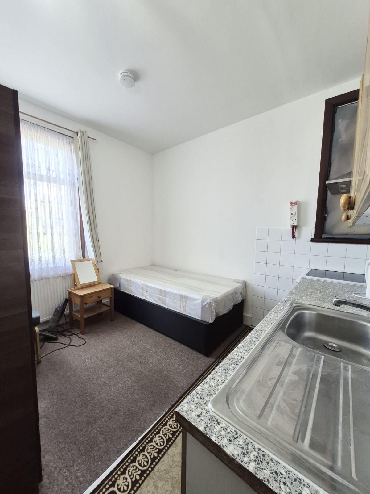 Flat Kelvin Avenue in Greater London