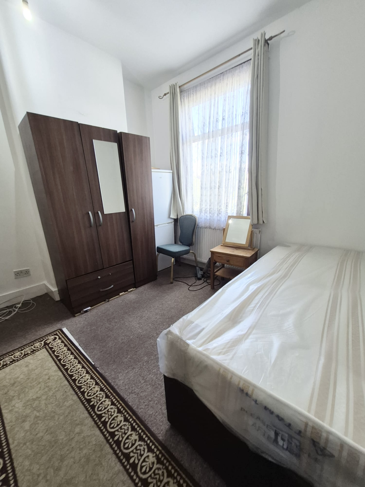 Flat Kelvin Avenue in Greater London