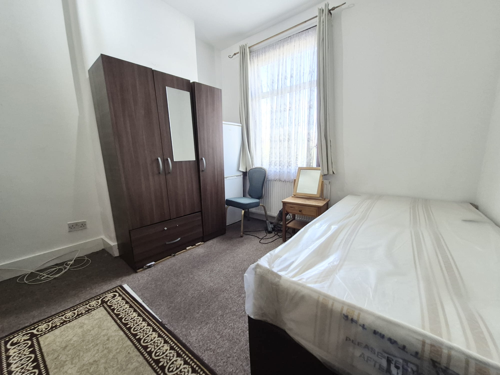Flat Kelvin Avenue in Greater London