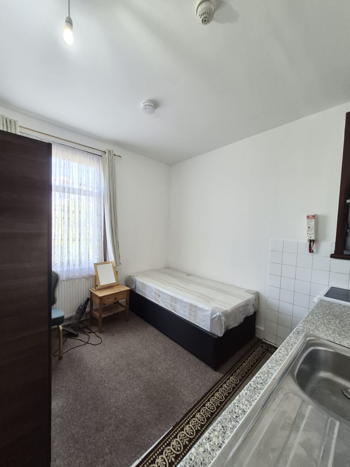 Flat Kelvin Avenue in Greater London