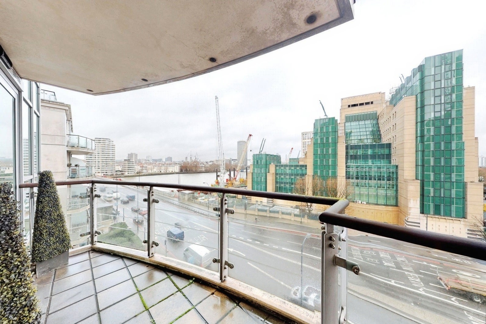 Flat Bridgefoot in Greater London