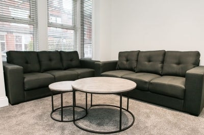 Room Burchett Place in Leeds