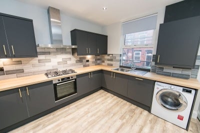 Room Burchett Place in Leeds