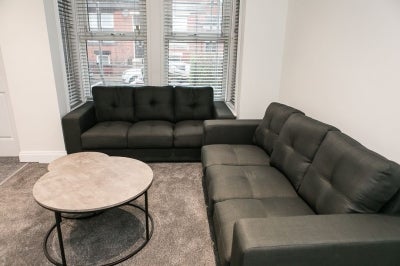 Room Burchett Place in Leeds