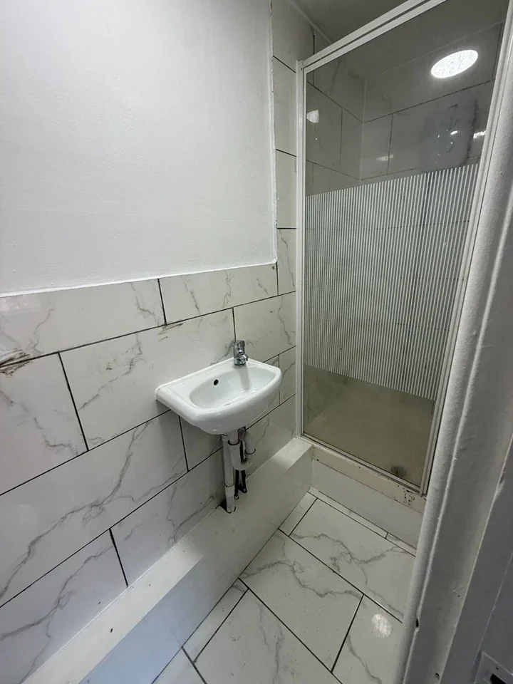 Flat Swan Road in Greater London