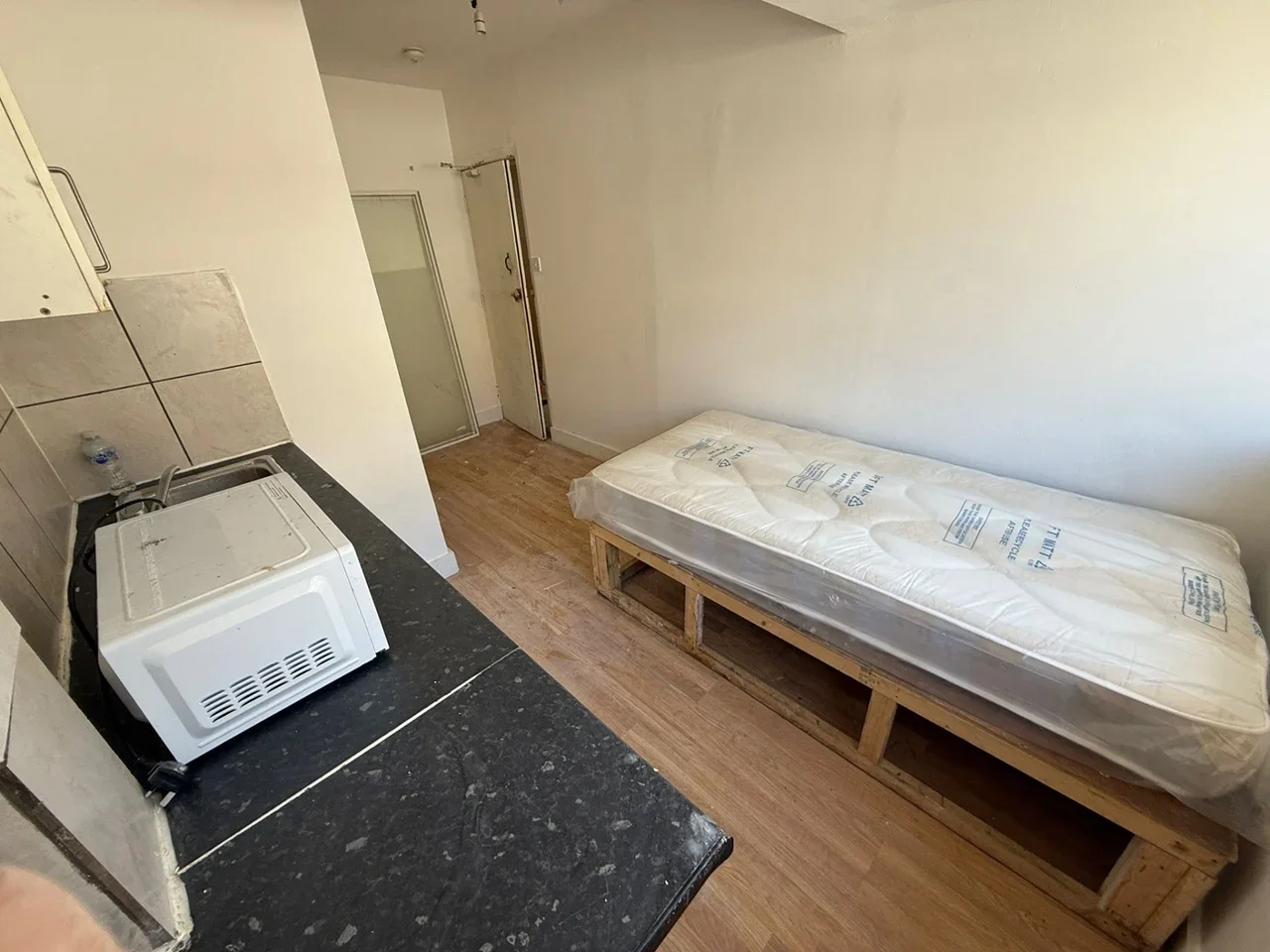 Flat Swan Road in Greater London