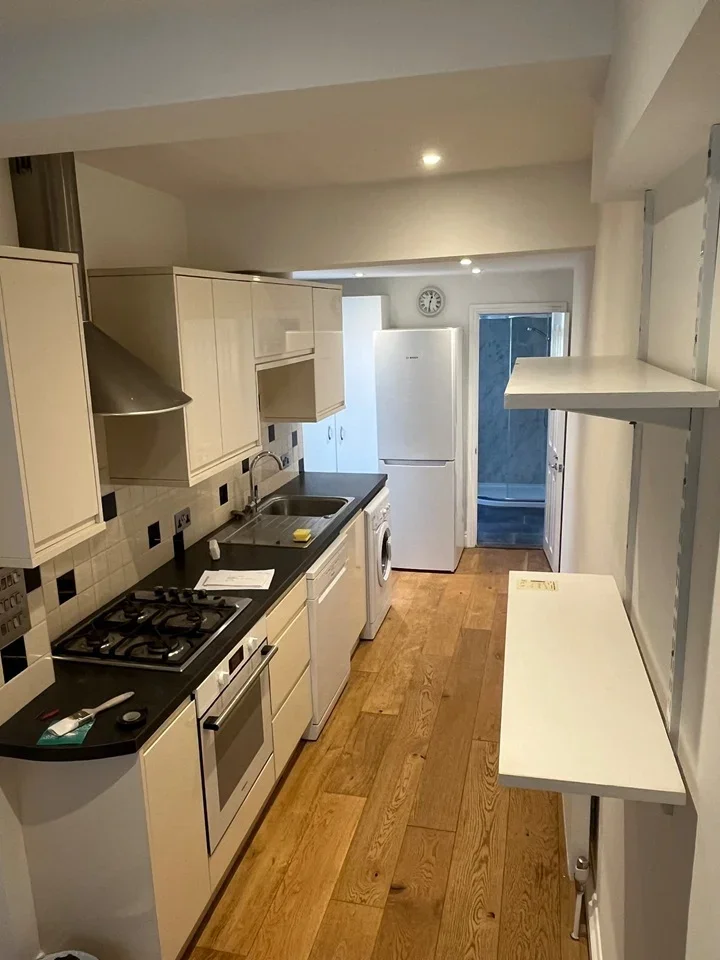 Flat Stanlake Road in Greater London