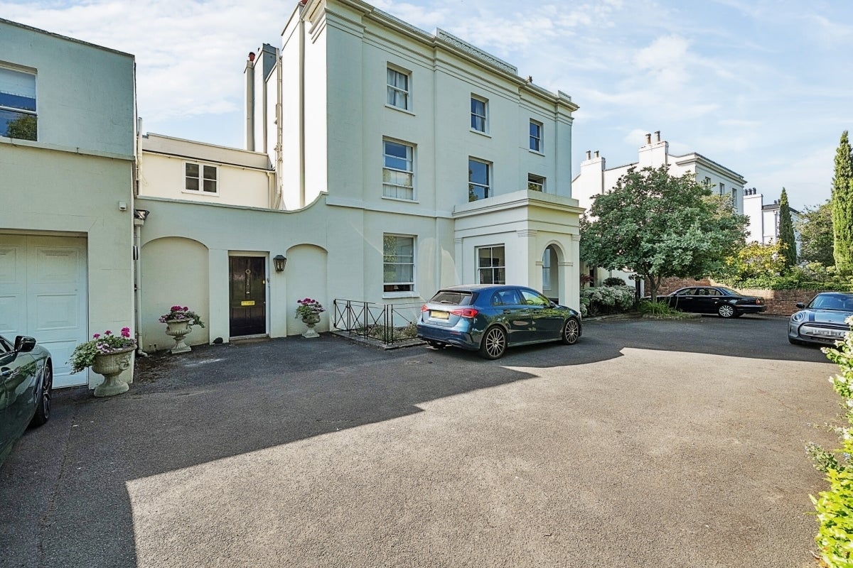 Flat Montpellier Parade in Cheltenham