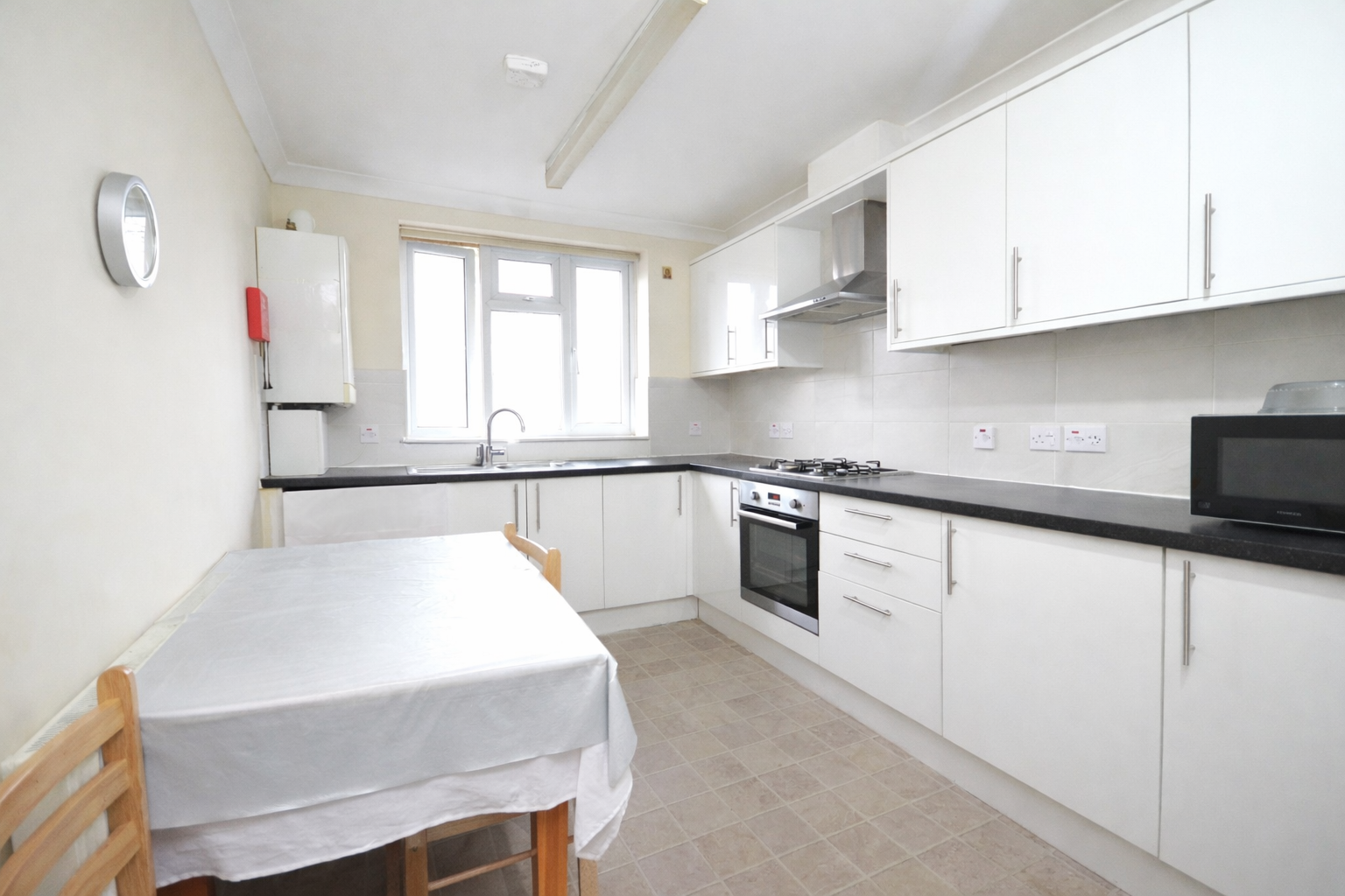 Flat Eskdale Avenue in Greater London
