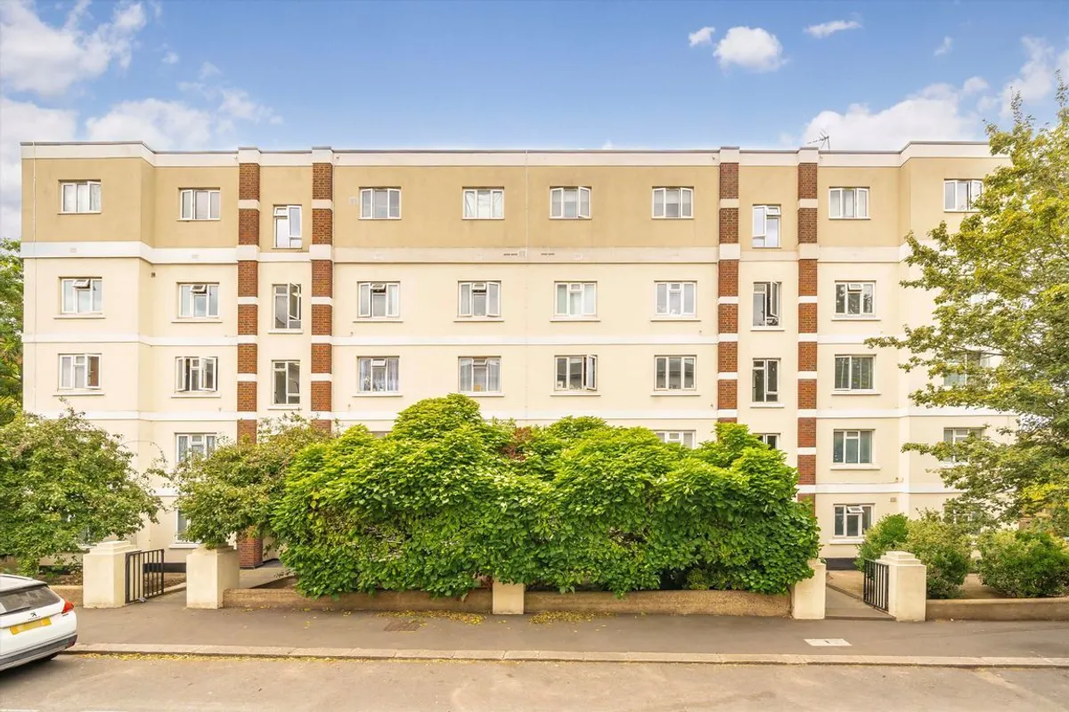 Flat Rosebank Way in Greater London