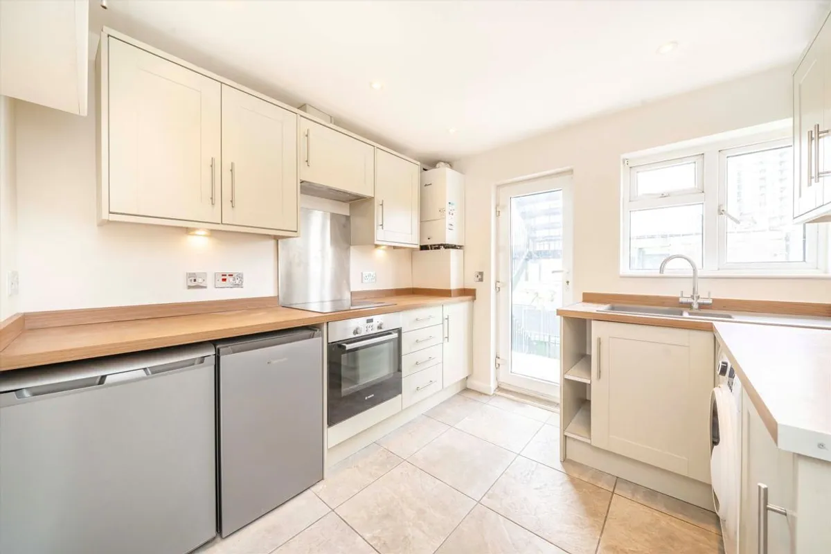 Flat Rosebank Way in Greater London
