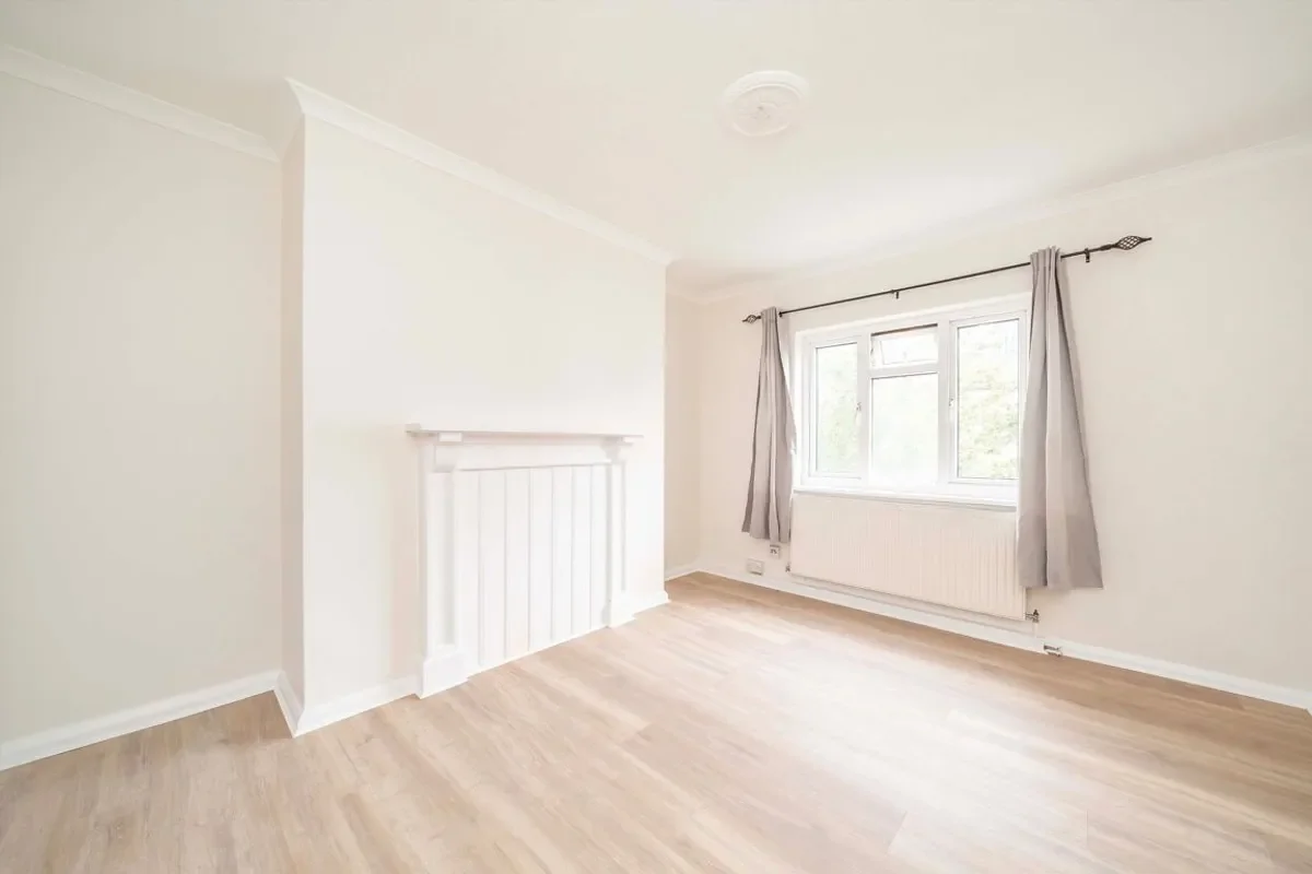 Flat Rosebank Way in Greater London