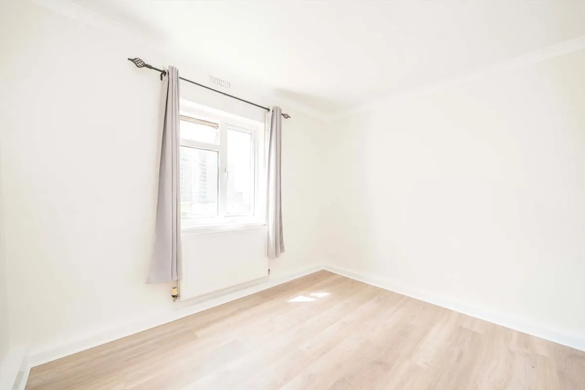 Flat Rosebank Way in Greater London