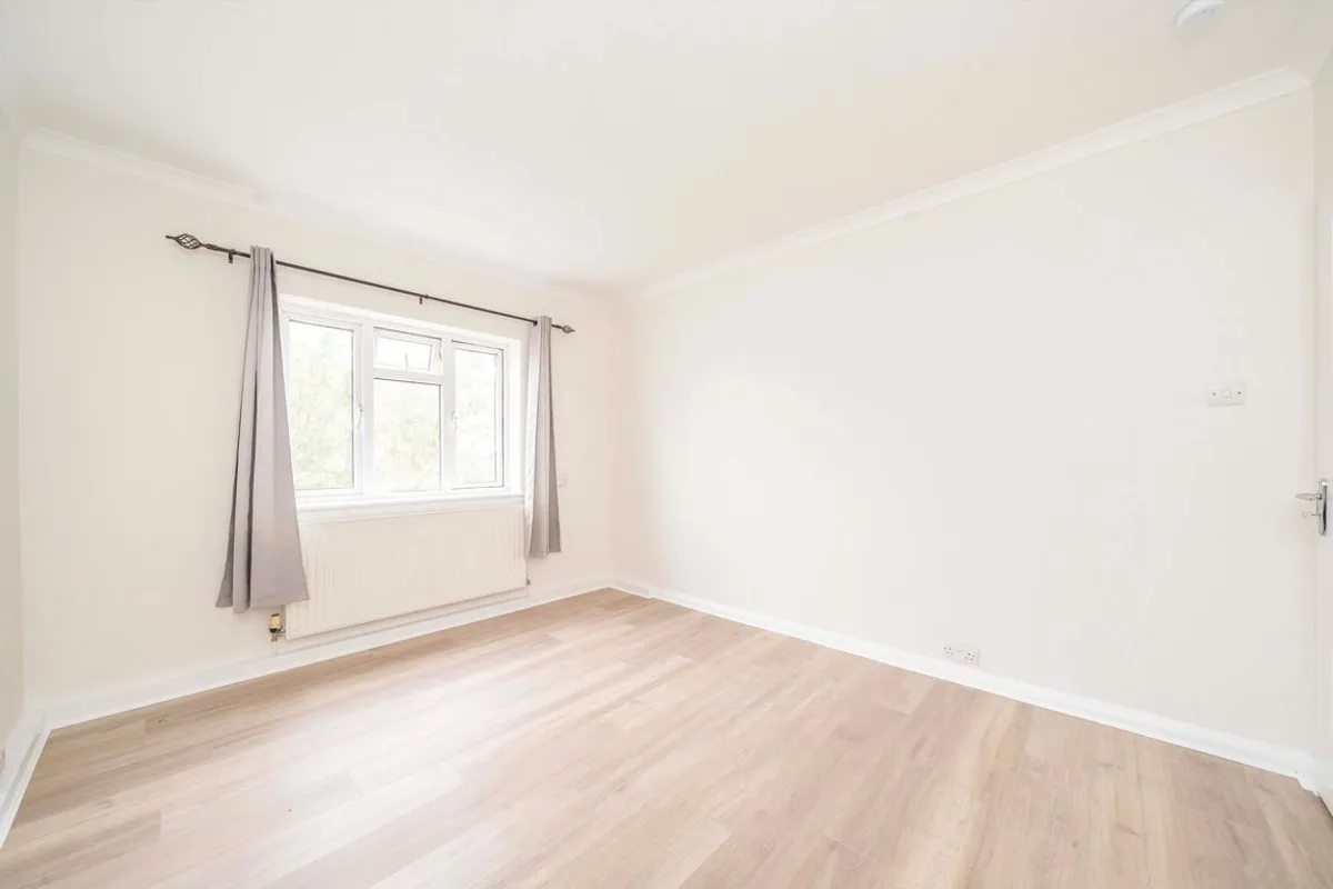 Flat Rosebank Way in Greater London